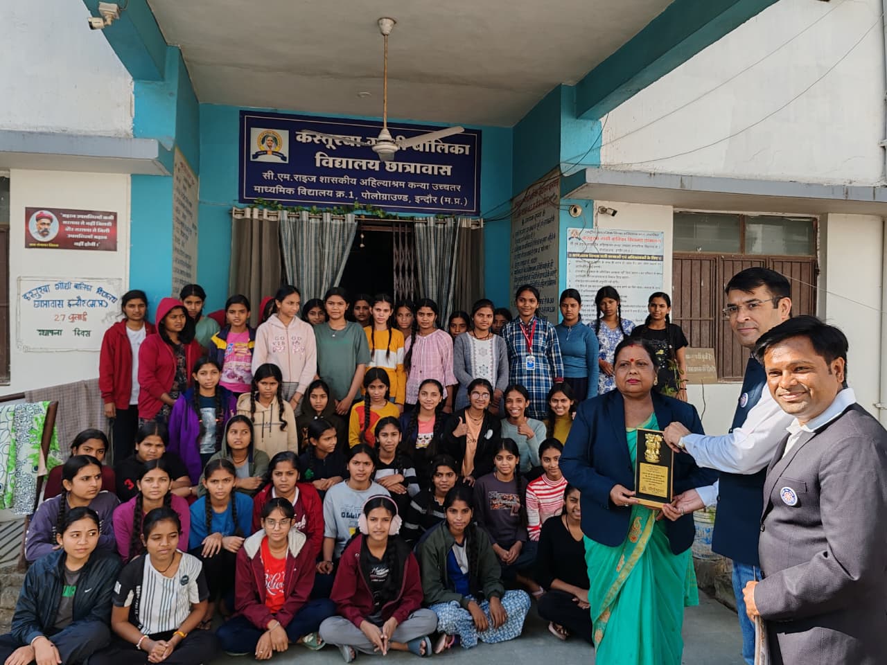 इंदौर में शौर्य नमन का वृक्षारोपण अभियान: शहीद हवालदार दोला राम व नायक भंवर सिंह की स्मृति में लगाए गए आम-नीम के पौधे