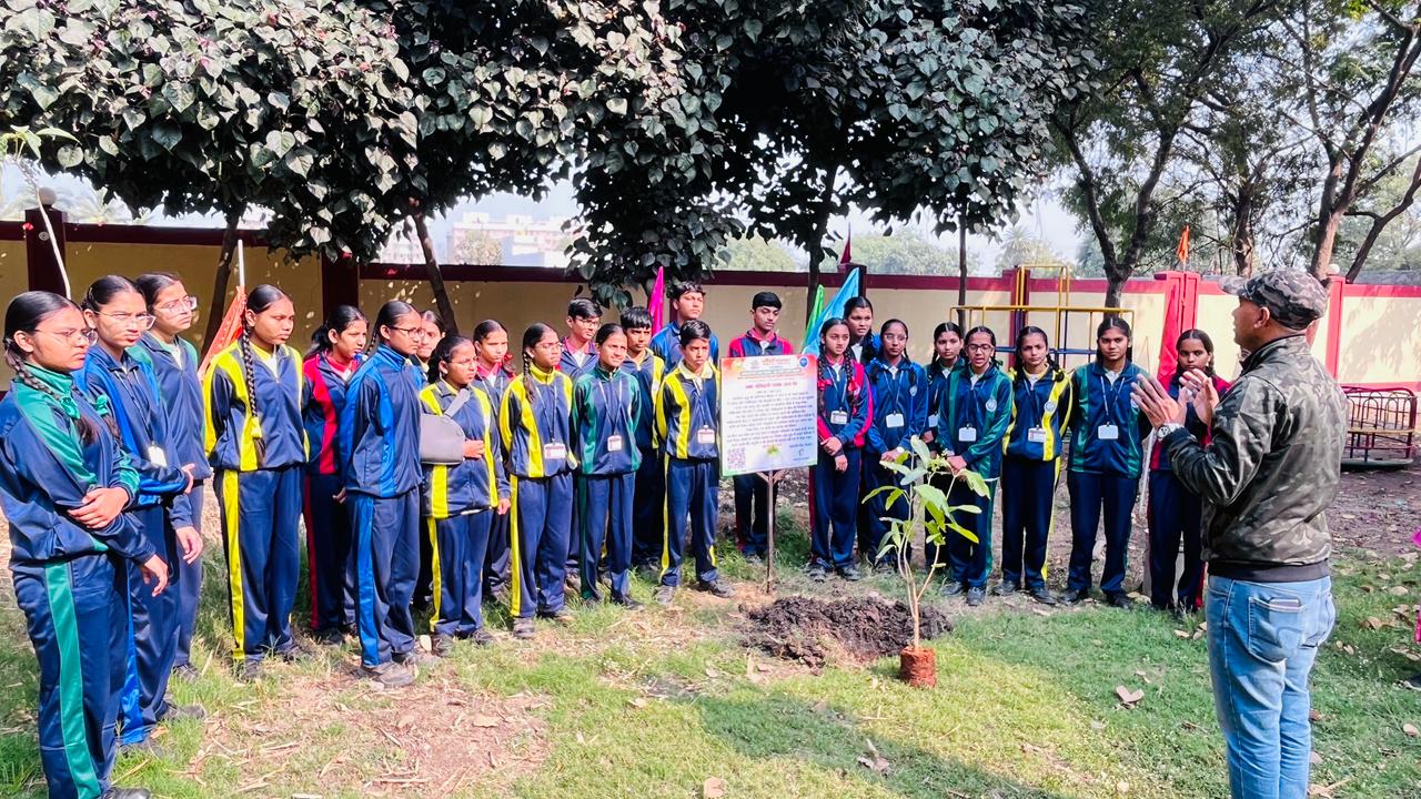 शौर्य नमन का वृक्षारोपण अभियान: शहीदों की याद में लगाए गए पौधे, छात्रों ने निभाया पर्यावरण का संकल्प