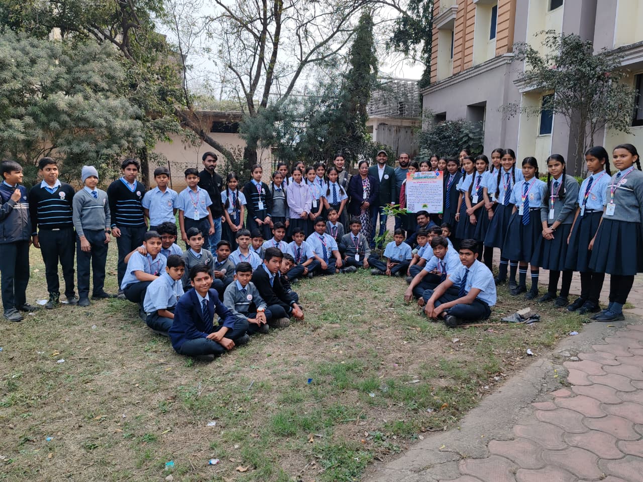 शौर्य नमन की भावपूर्ण श्रद्धांजलि: शहीद नायक जे. एस. चौहान की स्मृति में श्री बर्फानी कॉन्वेंट स्कूल, नेमावर रोड, इंदौर में वृक्षारोपण